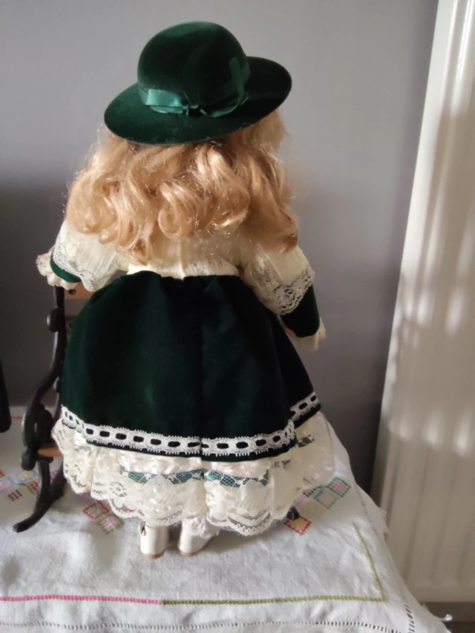 Vintage decoratieve pop (+ rieten stoel) – photo 5